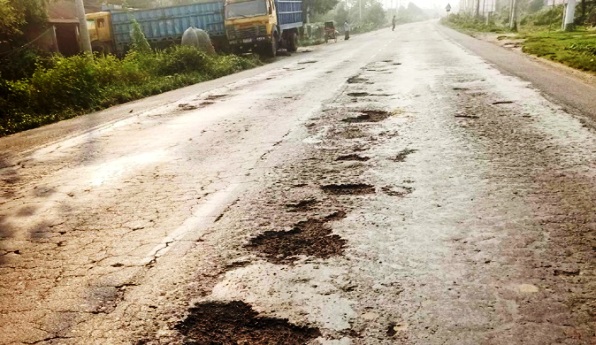 খানাখন্দে ভরা সিলেট-ঢাকা মহাসড়ক, বাড়ছে দুর্ঘটনা