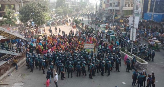 মিরপুরে আবারো পোশাক শ্রমিকদের সড়ক অবরোধ