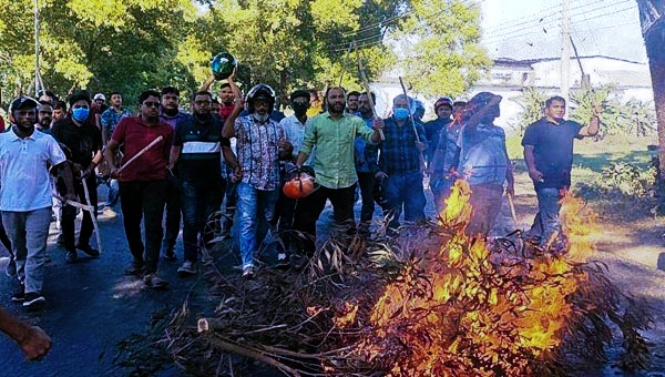 সিলেটে তৃতীয় দিনের অবরোধ চলছে, মহাসড়কে আগুন, আটক ১