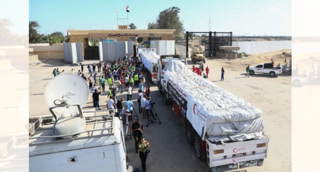 যুদ্ধবিরতির পর গাজায় ত্রাণ নিয়ে ঢুকছে ট্রাক