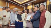 শোডাউন করে সিলেট-৪ আসনের মনোনয়নপত্র জমা দিলেন প্রবাসী কল্যাণমন্ত্রী