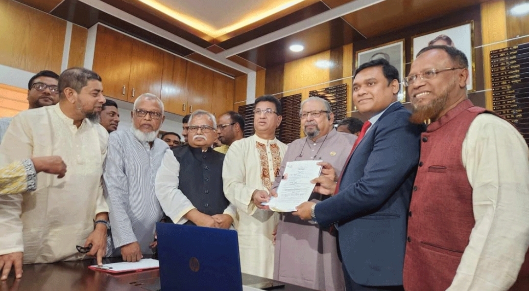 শোডাউন করে সিলেট-৪ আসনের মনোনয়নপত্র জমা দিলেন প্রবাসী কল্যাণমন্ত্রী