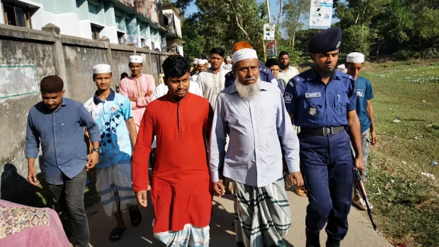 ৪ ঘণ্টার জামিনে স্ত্রীর জানাজা পড়লেন বিএনপি নেতা