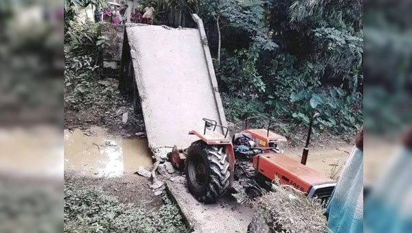 মাধবপুরে সেতু ভেঙ্গে ট্রাক্টর খালে