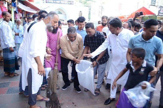 পরিচ্ছন্নতা অভিযান শুরু করলেন মেয়র আনোয়ারুজ্জামান চৌধুরী
