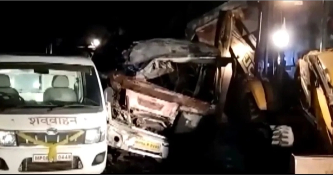 ভারতের মধ্যাঞ্চলে বাস-ট্রাকের সংঘর্ষে চালকসহ নিহত ১৩