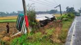 শায়েস্তাগঞ্জে নিয়ন্ত্রণ হারিয়ে বাস খাদে, আহত ১০