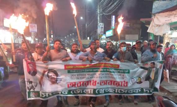 ১১ ধাপের অবরোধের সমর্থনে সিলেটে স্বেচ্ছাসেবক দলের মশাল মিছিল