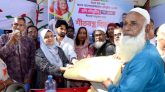 মেয়র পত্নী হলি চৌধুরীর পক্ষ থেকে শীতবস্ত্র বিতরণ