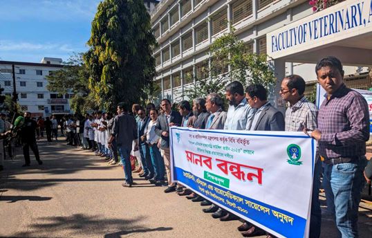 দ্বিতীয় দিনেও ক্লাস বর্জন, আন্দোলনে সিকৃবির ভেটেরিনারি শিক্ষার্থীরা