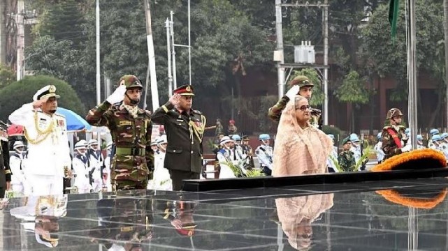শিখা অনির্বাণে সশস্ত্র বাহিনীর শহীদ সদস্যদের প্রতি প্রধানমন্ত্রীর শ্রদ্ধা