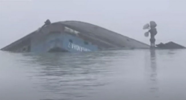 ১৮ যানবাহন নিয়ে মাঝ নদীতে ডুবল ফেরি ‘রজনীগন্ধা’