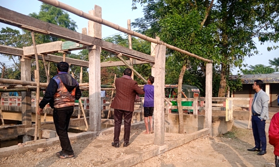 খিরনী নদীর তীরে সরকারি জায়গা দখল করে মার্কেট নির্মাণ