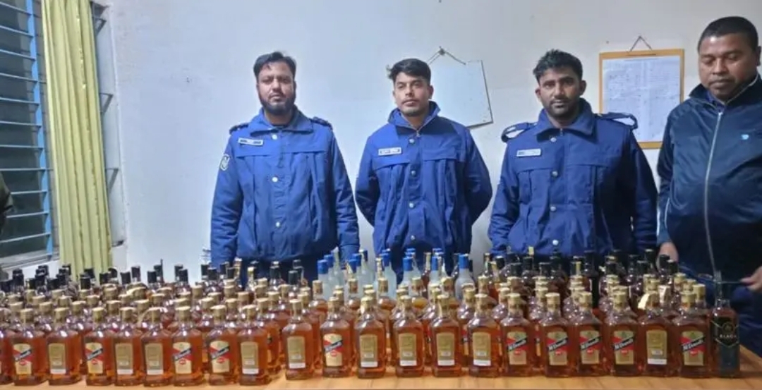 কোম্পানীগঞ্জে ১৭০ বোতল ভারতীয় মদ আটক