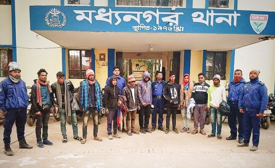 মধ্যনগরে ভারতীয় ২০০ বস্তা চিনিসহ আটক ১০