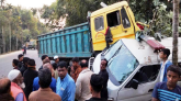 জৈন্তাপুরে দাড়িয়ে থাকা এ্যাম্বুলেন্সকে চাপা দিলো ট্রাক