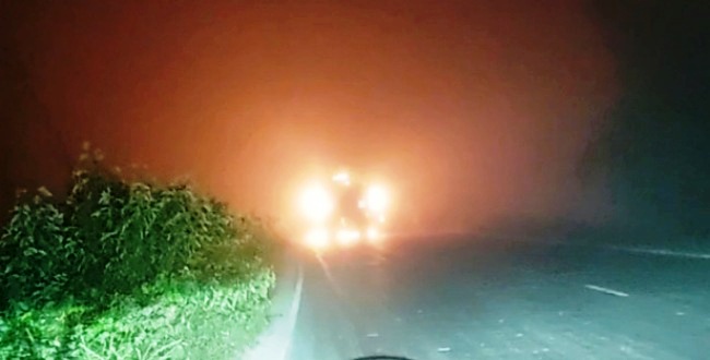 মধ্যরাতে সিলেটের লালাবাজারে ট্রাকে আগুন