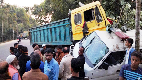 জৈন্তাপুরে দাড়িয়ে থাকা এ্যাম্বুলেন্সকে চাপা দিলো ট্রাক