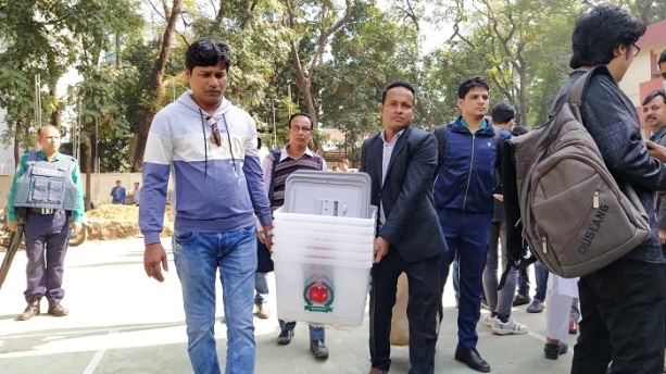 সিলেটে কেন্দ্রে যাচ্ছে নির্বাচনি সরঞ্জাম, ব্যালট যাবে ভোরে