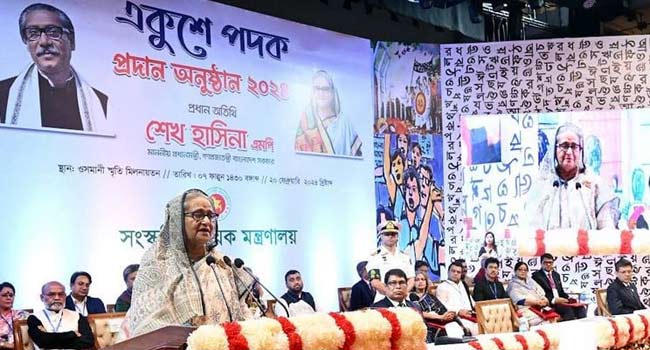 একুশ মাথা নত না করতে শেখায় : প্রধানমন্ত্রী