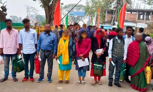 আগরতলা সীমান্ত দিয়ে দেশে ফিরলেন আটকে পড়া ১২ বাংলাদেশি