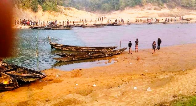 সারী নদীতে শ্রমিকের উপর চাঁদাবাজদের হামলা, আহত ১০