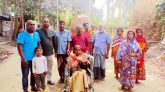 কমলগঞ্জে পঙ্গু প্রেমী রানী করকে হুইল চেয়ার দিলেন ইউপি চেয়ারম্যান