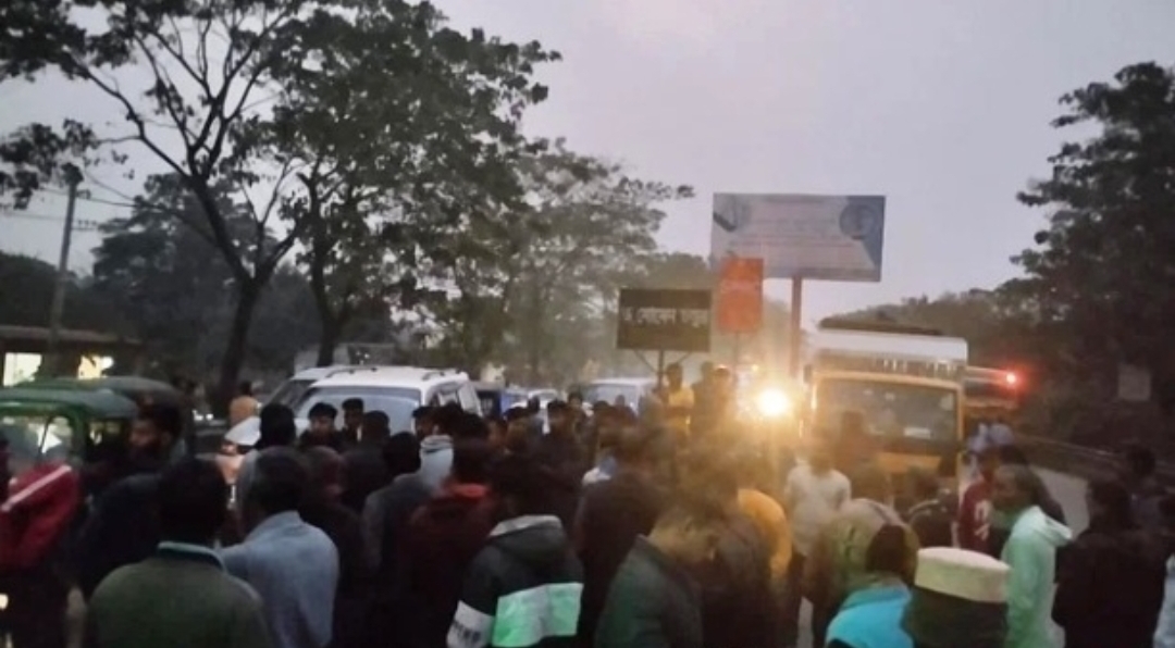 সিলেটে ৪ পরিবহনশ্রমিক নেতাকে ধরে নিয়ে যাওয়ার প্রতিবাদে সড়ক অবরোধ
