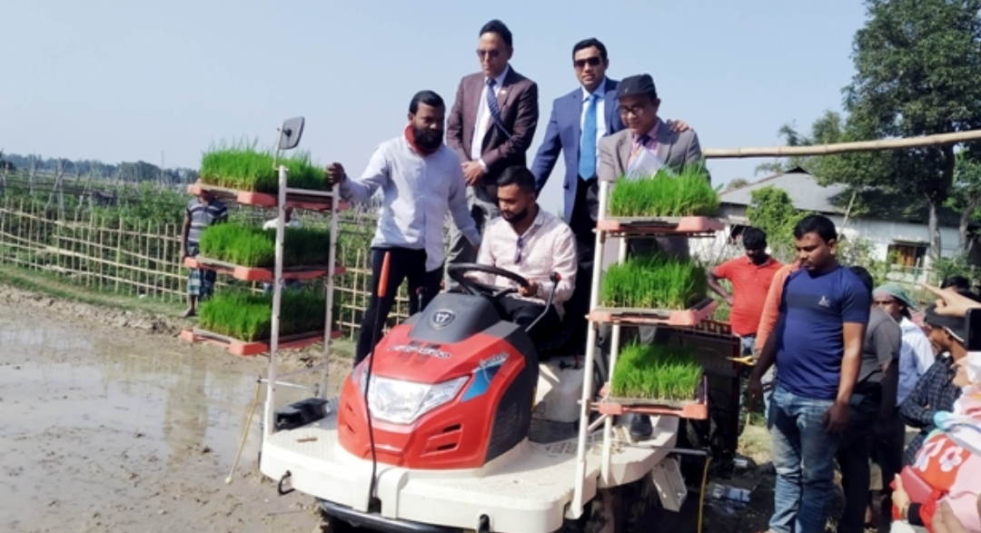 কমলগঞ্জে রাইস ট্রান্সপ্লান্টারের মাধ্যমে ধানের চারা রোপণ উদ্বোধন