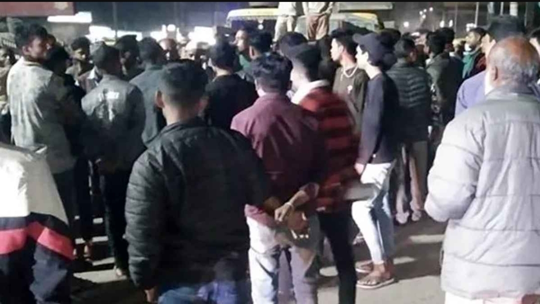 সিলেটে গ্যাসের দাবিতে পরিবহন শ্রমিকদের মহাসড়ক অবরোধ