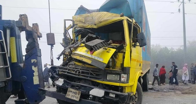 নরসিংদীতে বাস-কাভার্ডভ্যানের সংঘর্ষ, ২ চালক নিহত