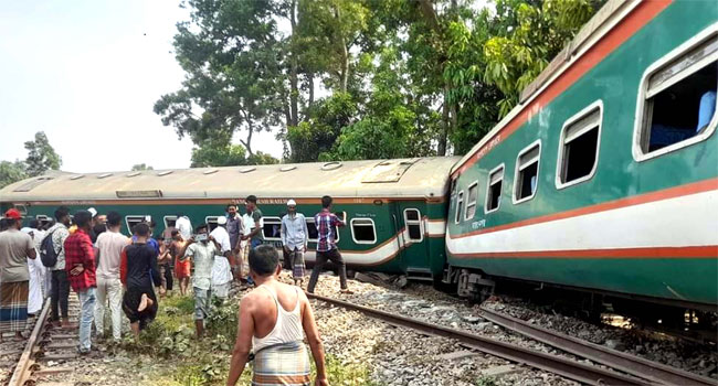 কুমিল্লায় বিজয় এক্সপ্রেসের ৮টি বগি লাইনচ্যুত