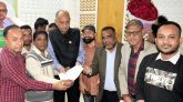 সিলেটে স্বাস্থ্য মন্ত্রীর হাতে দাবিনামা পেশ