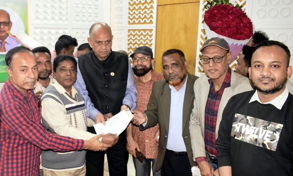 সিলেটে স্বাস্থ্য মন্ত্রীর হাতে দাবিনামা পেশ