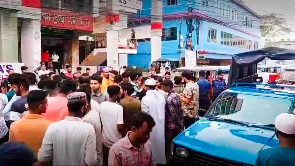 হবিগঞ্জে ঘন ঘন চুরির প্রতিবাদে ব্যবসায়ীদের সড়ক অবরোধ