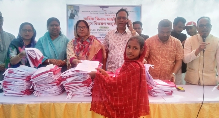 কমলগঞ্জে শিক্ষার্থীদের মধ্যে বিনামূল্য স্কুল ড্রেস বিতরণ