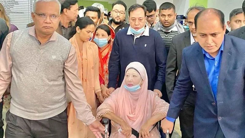 হাসপাতাল থেকে বাসায় ফিরেছেন খালেদা জিয়া