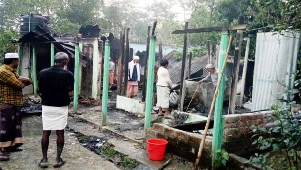 ছাতকে দুর্বৃত্তের দেয়া আগুনে বসতঘর পুড়ে ছাই
