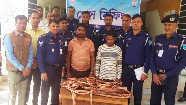 পাহারাদারকে বেঁধে কোটি টাকার যন্ত্রপাতি লুট, গ্রেপ্তার ২