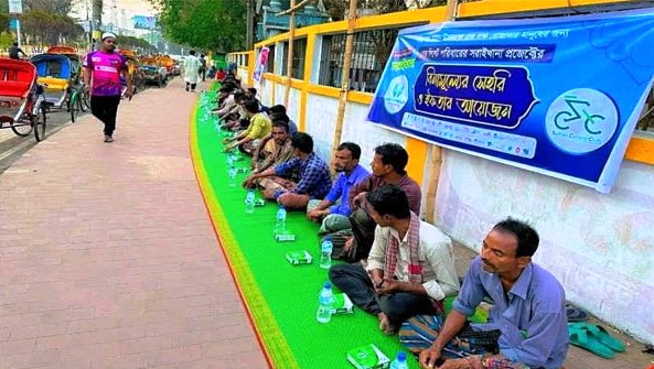 পথচারী রোজাদারদের ইফতার খাওয়ালো ‘সেভ সিলেট’