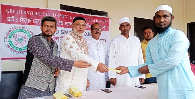ইমাম ও মুয়াজ্জিনদের গ্রেটার সিলেট ইউকে’র ঈদ উপহার বিতরণ
