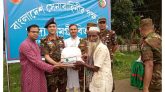 শান্তিগঞ্জে ঝড়ে ক্ষতিগ্রস্তদের মাঝে সেনাবাহিনীর খাদ্য বিতরণ