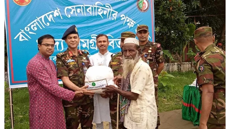 শান্তিগঞ্জে ঝড়ে ক্ষতিগ্রস্তদের মাঝে সেনাবাহিনীর খাদ্য বিতরণ