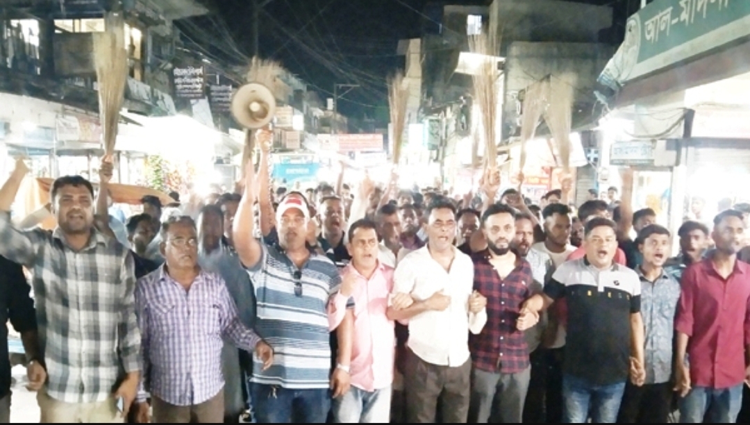 বিশ্বনাথ পৌর মেয়রের বিরুদ্ধে ঝাড়ু মিছিল