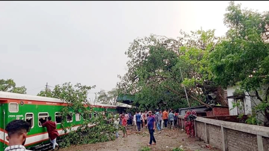 ঝড়ে সিলেটের সঙ্গে সারা দেশের রেল যোগাযোগ বন্ধ