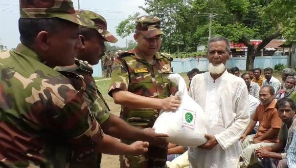 বড়লেখায় অসহায় মানুষের মাঝে সেনাবাহিনীর খাদ্যসামগ্রী বিতরণ