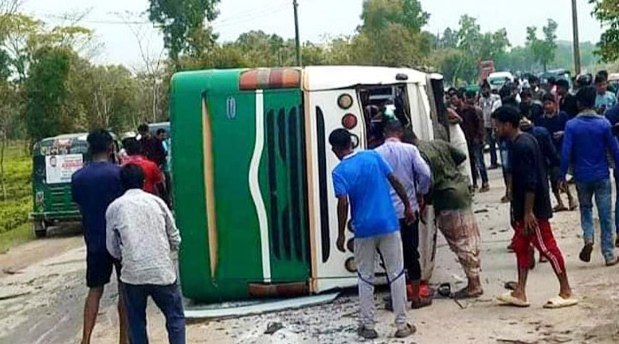 সিলেটে টুরিস্ট বাস উল্টে অর্ধশত পর্যটক আহত