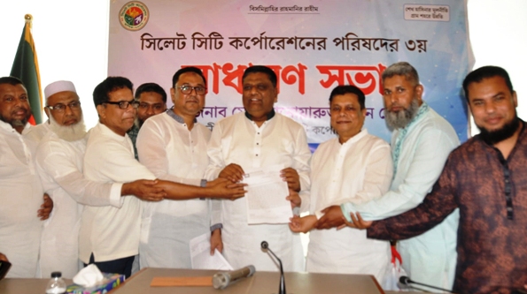 বর্ধিত হোল্ডিং ট্যাক্স বাতিলের দাবিতে দোকান মালিক সমিতির স্মারকলিপি