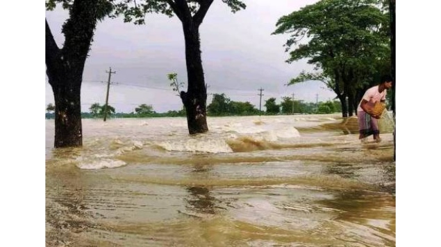 সিলেটে আকস্মিক বন্যায় ৩ লাখ মানুষ পানিবন্দী, ডুবে গেছে সিলেট-তামাবিল মহাসড়ক
