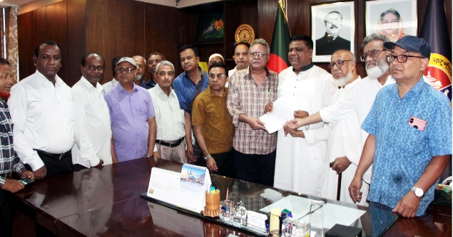 হোল্ডিং ট্যাক্স প্রত্যাহারের দাবিতে মেয়রের কাছে স্মারকলিপি প্রদান